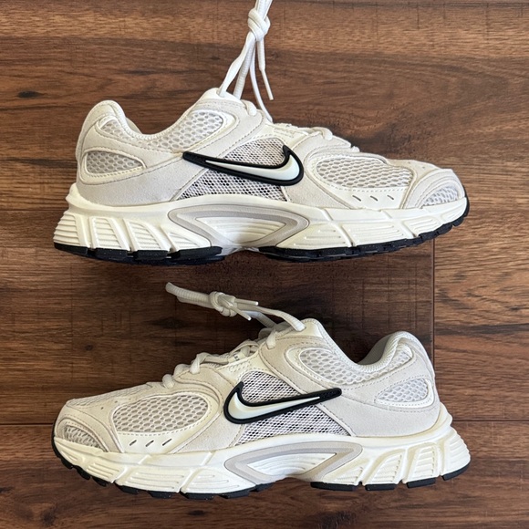 Nike Shoes - Women’s Nike White and Black Athletic Sneakers sz: 8